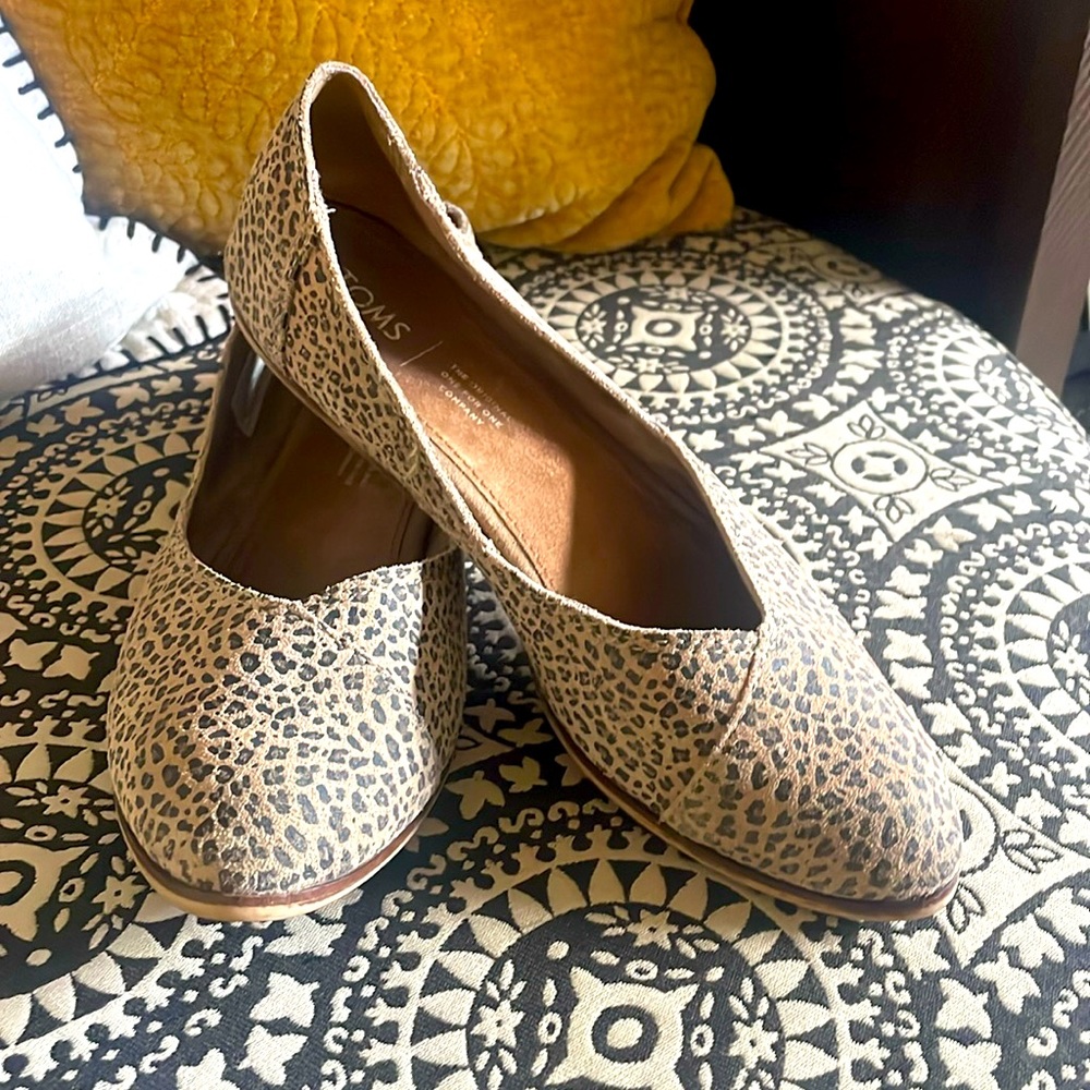 TOMS Jutti Leopard Neat Suede Womens Pointed Toe Hard Sole Flats. Sz 7